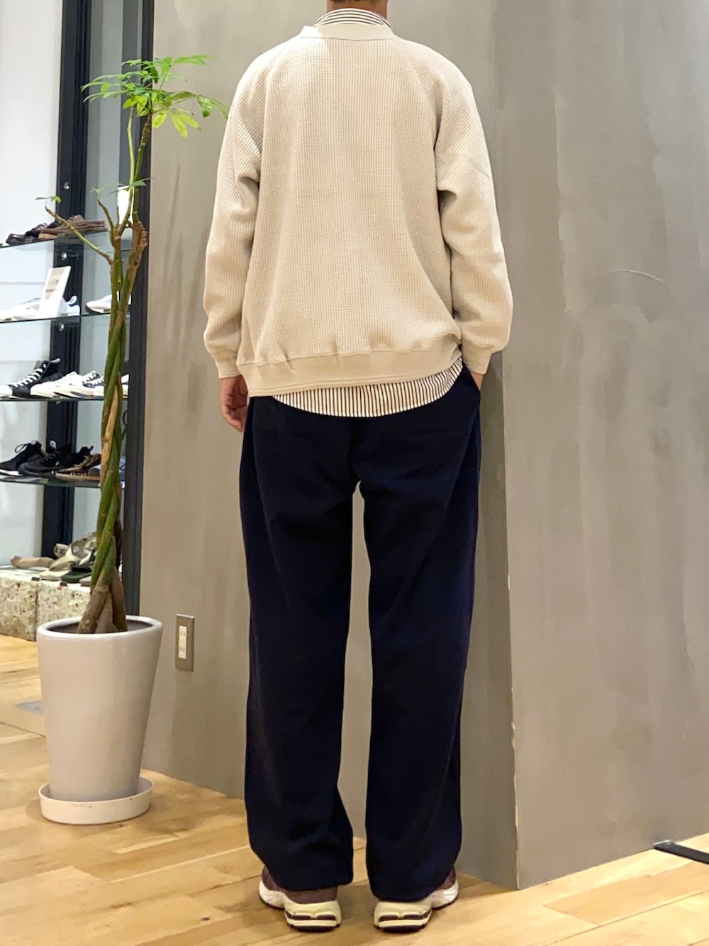 ベージュ系のカーディガン/ボレロ、ブラウン系のシャツ/ブラウス、ブルー系のその他パンツを着用したメンズの秋コーディネートの3枚目の写真