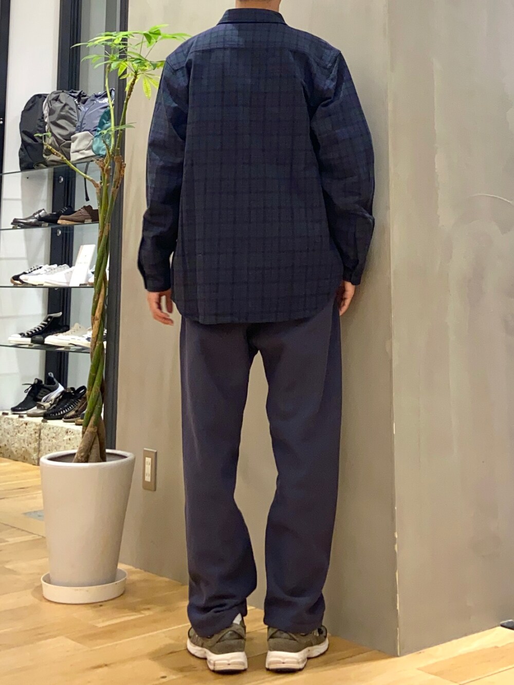 ブラック系のシャツ/ブラウス、ブルー系のその他パンツを着用したメンズの冬コーディネートの3枚目の写真