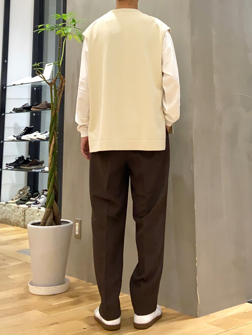 ホワイト系のベスト、ホワイト系のTシャツ/カットソー、ホワイト系のスニーカーを着用したメンズの秋コーディネートの3枚目の写真