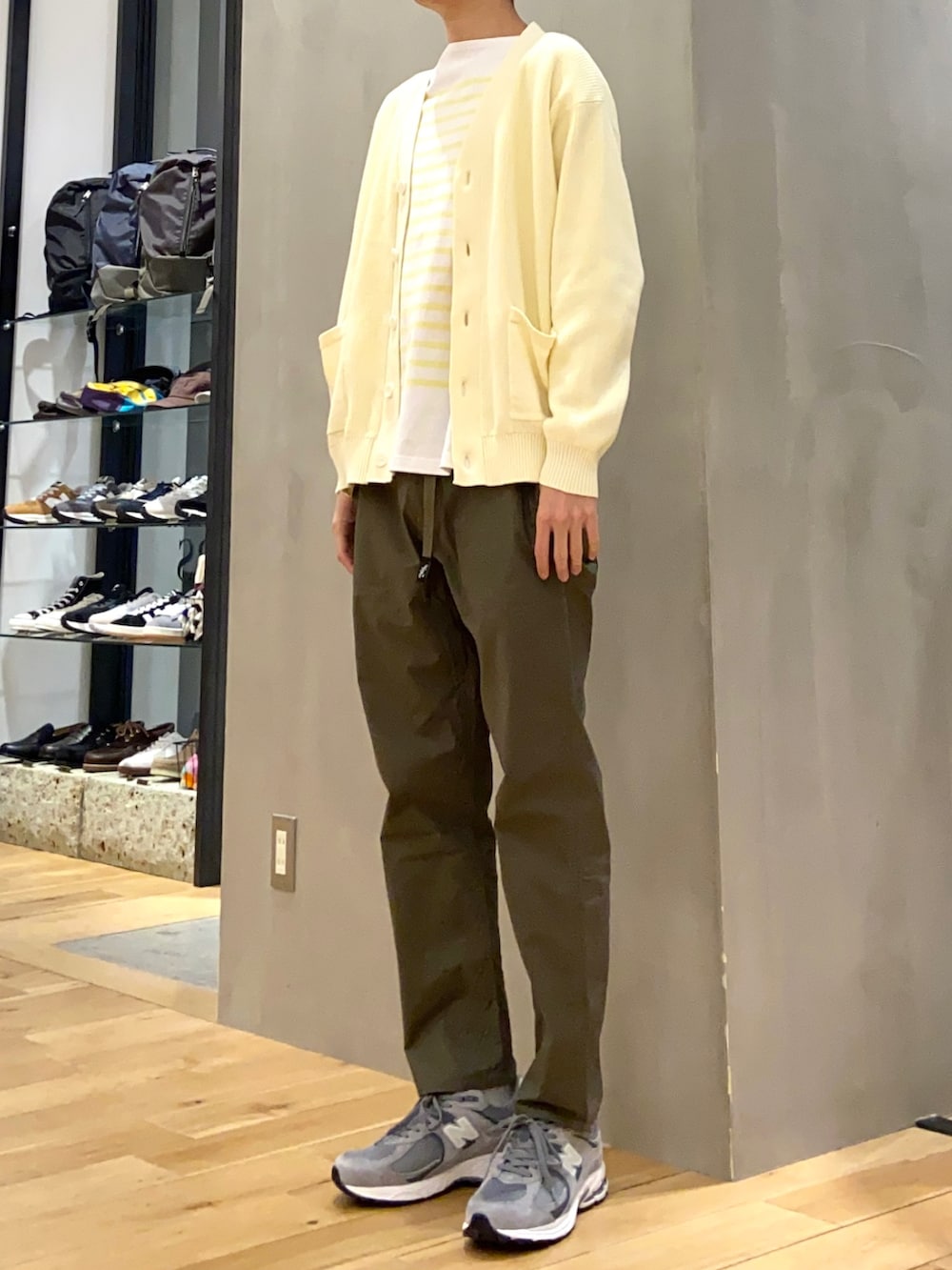 ホワイト系のカーディガン/ボレロ、イエロー系のTシャツ/カットソー、グリーン系のその他パンツを着用したメンズの春コーディネートの3枚目の写真