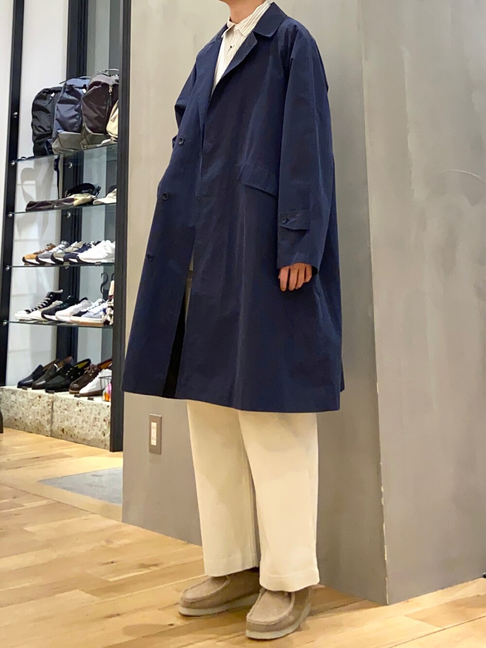 ベージュ系のシャツ/ブラウス、ブルー系のステンカラーコート、ホワイト系のその他パンツを着用したメンズの春コーディネートの3枚目の写真