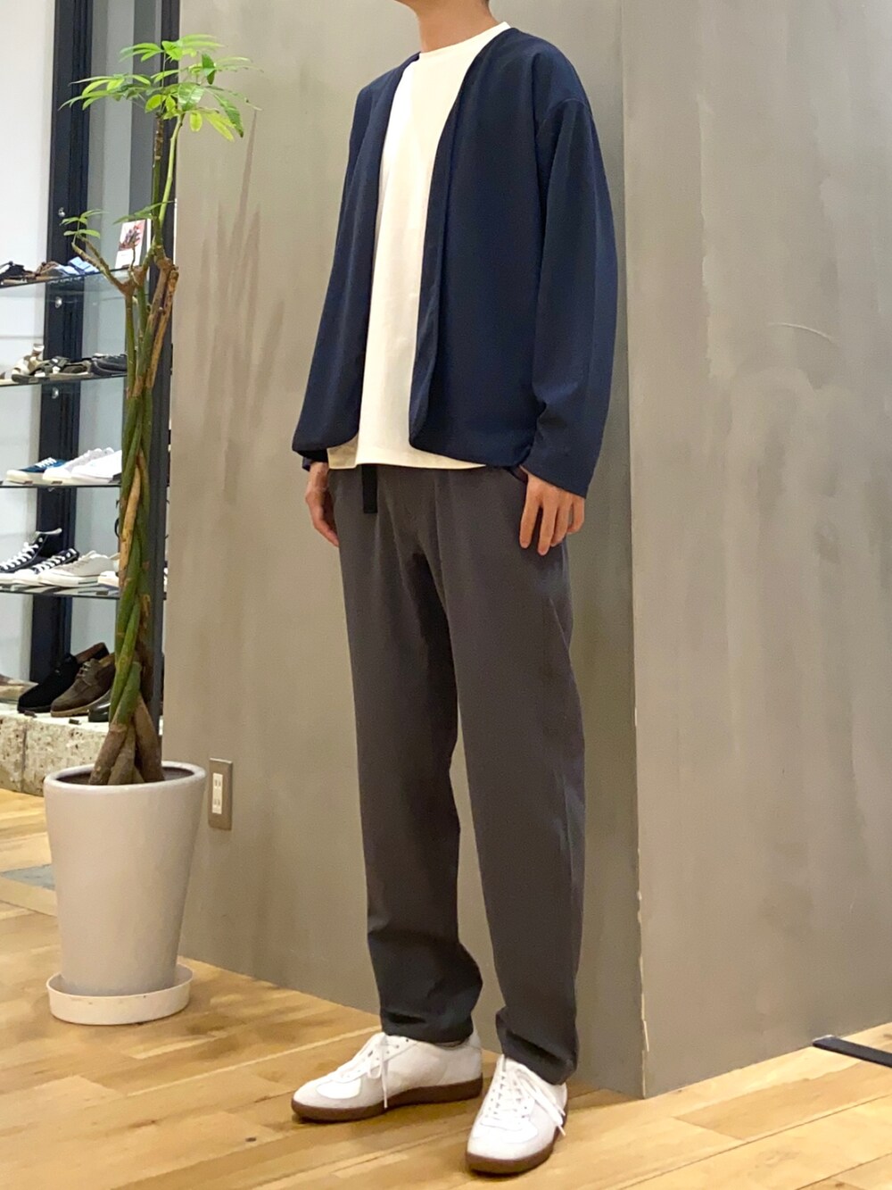 ブルー系のカーディガン/ボレロ、ホワイト系のTシャツ/カットソー、ホワイト系のスニーカーを着用したメンズの秋コーディネートの2枚目の写真