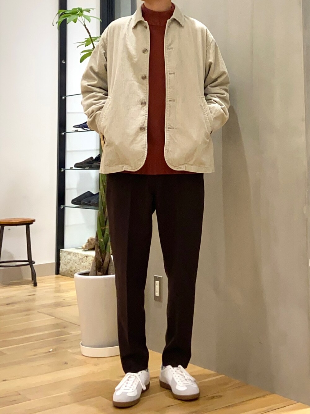 ホワイト系のカバーオール、レッド系のニット/セーター、ブラウン系のその他パンツを着用したメンズの冬コーディネートの3枚目の写真