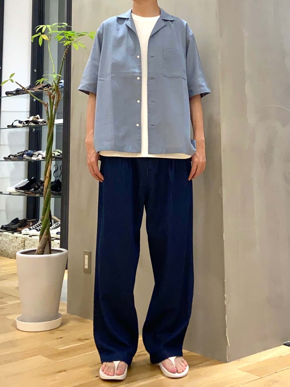 ブルー系のシャツ/ブラウス、ホワイト系のTシャツ/カットソー、ホワイト系のサンダルを着用したメンズの夏コーディネートの2枚目の写真