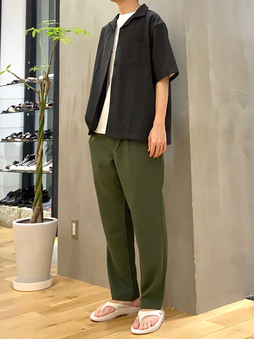 グリーン系のシャツ/ブラウス、ホワイト系のTシャツ/カットソー、ホワイト系のサンダルを着用したメンズの夏コーディネートの3枚目の写真