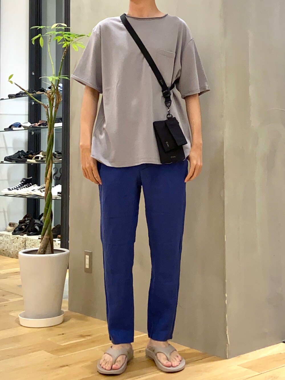 グレー系のTシャツ/カットソー、ブラック系のショルダーバッグ、ブルー系のその他パンツを着用したメンズの夏コーディネートの4枚目の写真
