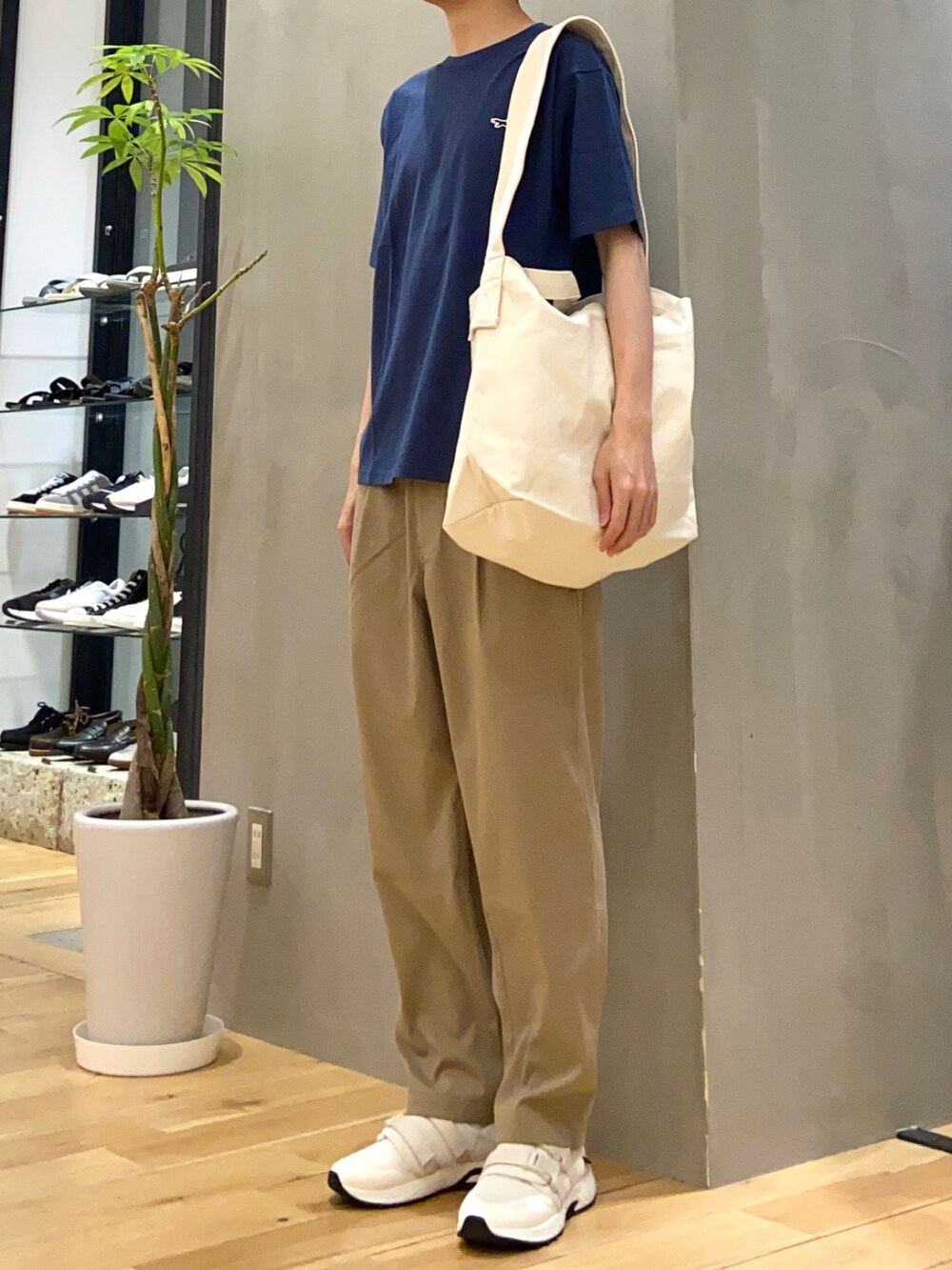 ブルー系のTシャツ/カットソー、ベージュ系のショルダーバッグ、ベージュ系のその他パンツを着用したメンズの春コーディネートの2枚目の写真