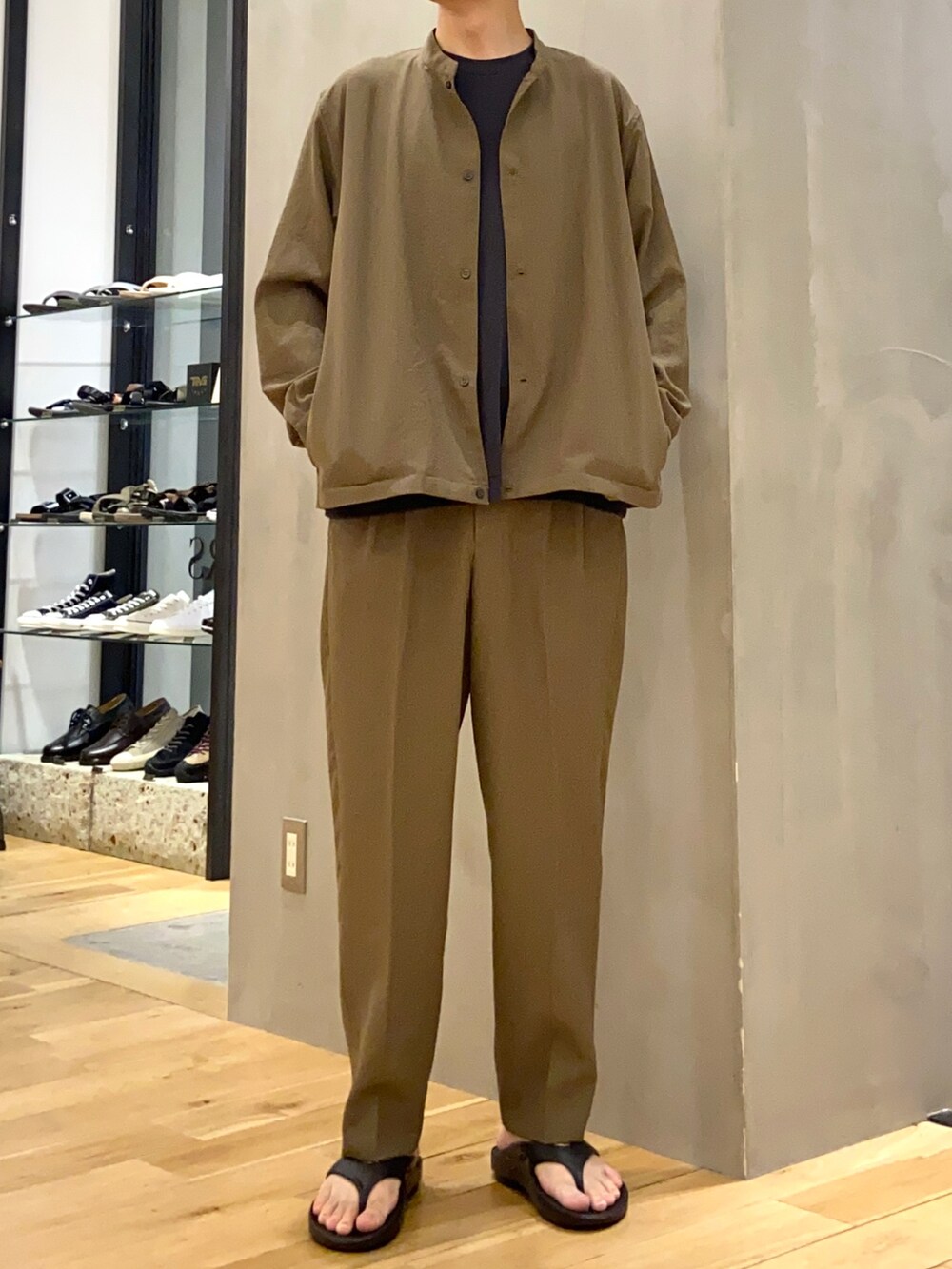 ブラック系のTシャツ/カットソー、グリーン系のブルゾン、グリーン系のその他パンツを着用したメンズの春コーディネートの2枚目の写真