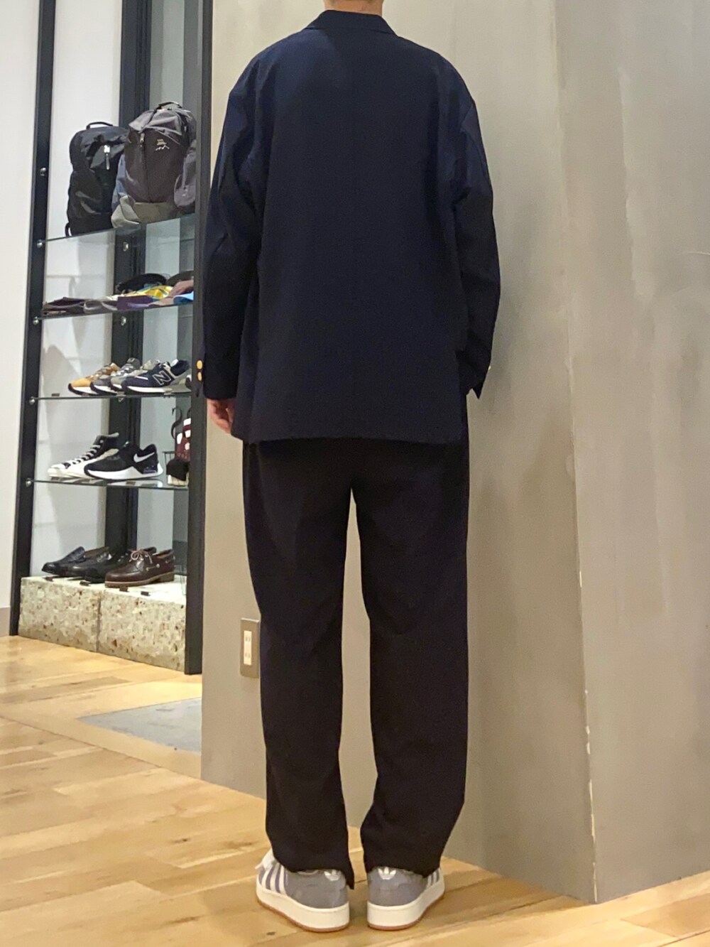 ブルー系のテーラードジャケット、ブルー系のTシャツ/カットソー、ブルー系のスラックスを着用したメンズの春コーディネートの3枚目の写真