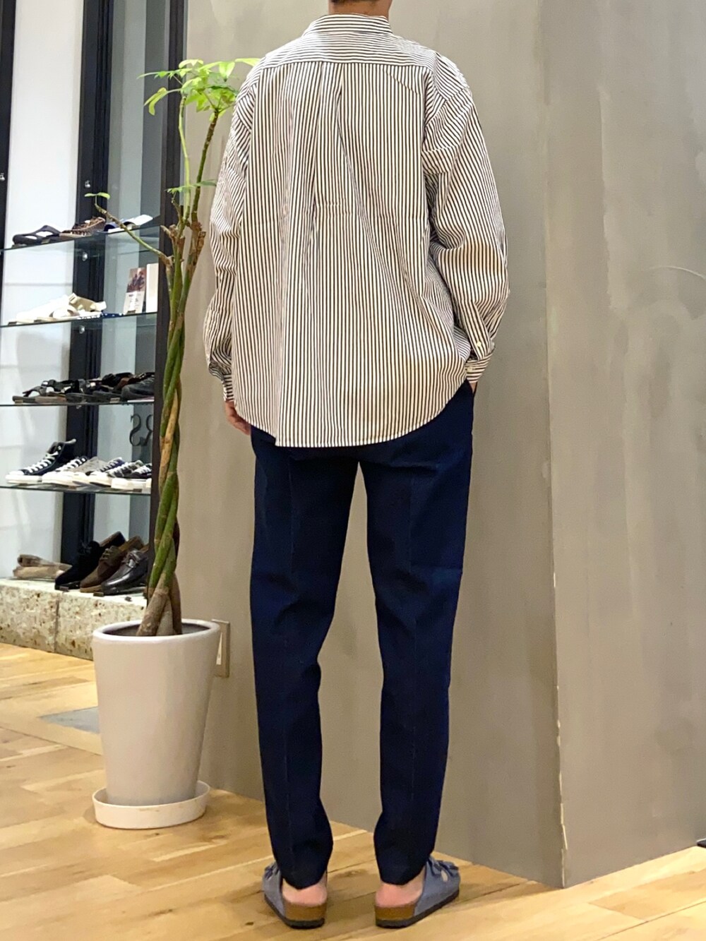 ブルー系のシャツ/ブラウス、ホワイト系のTシャツ/カットソー、ブルー系のサンダルを着用したメンズの秋コーディネートの4枚目の写真