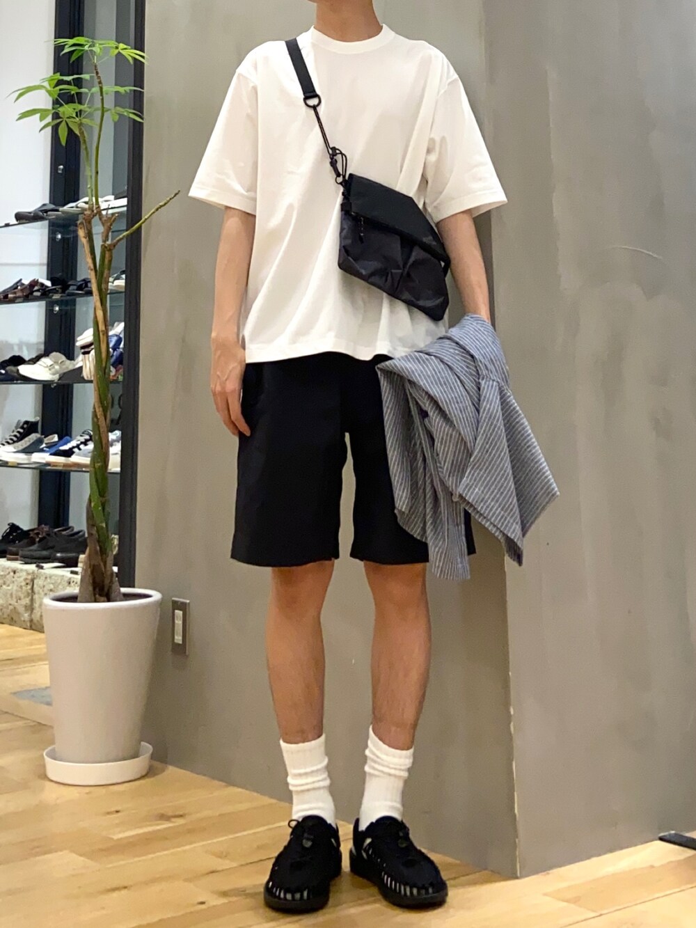 ブルー系のシャツ/ブラウス、ホワイト系のTシャツ/カットソー、ブラック系のその他パンツを着用したメンズの春コーディネートの2枚目の写真