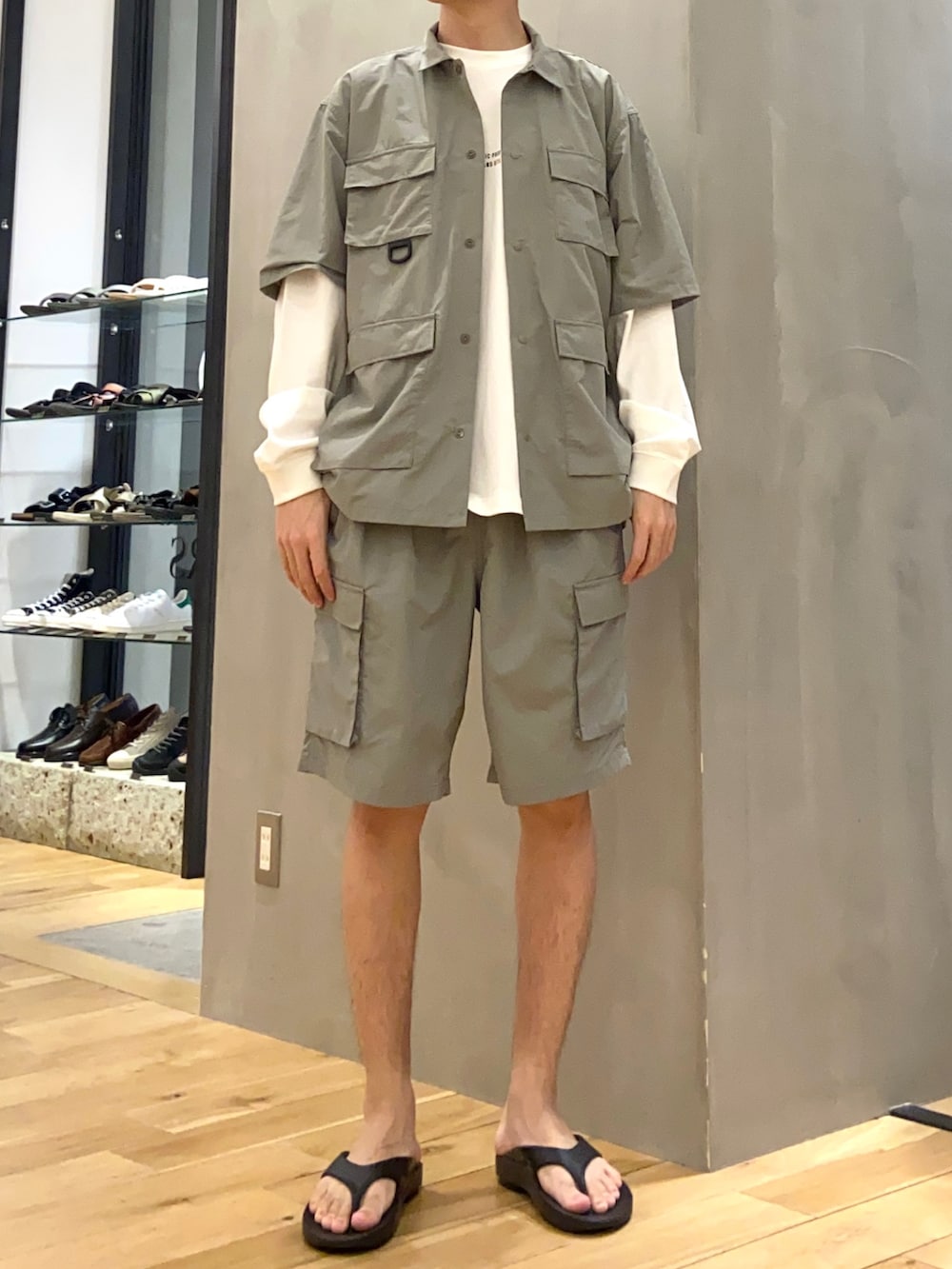 ホワイト系のTシャツ/カットソー、グリーン系のシャツ/ブラウス、グリーン系のその他パンツを着用したメンズの春コーディネートの2枚目の写真