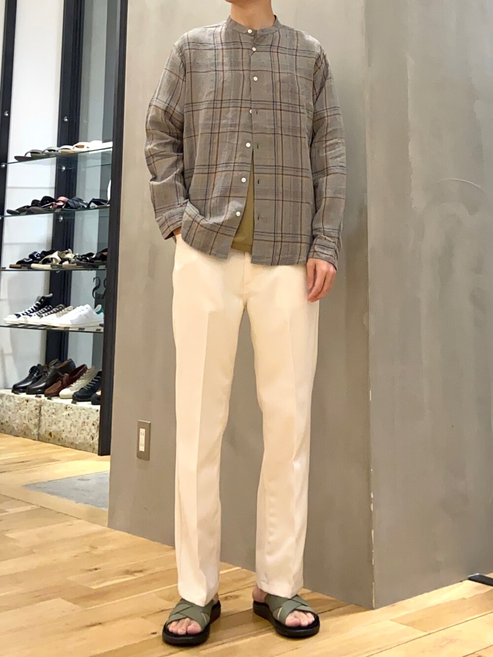 グリーン系のシャツ/ブラウス、ゴールド系のTシャツ/カットソー、ホワイト系のその他パンツを着用したメンズの春コーディネートの4枚目の写真