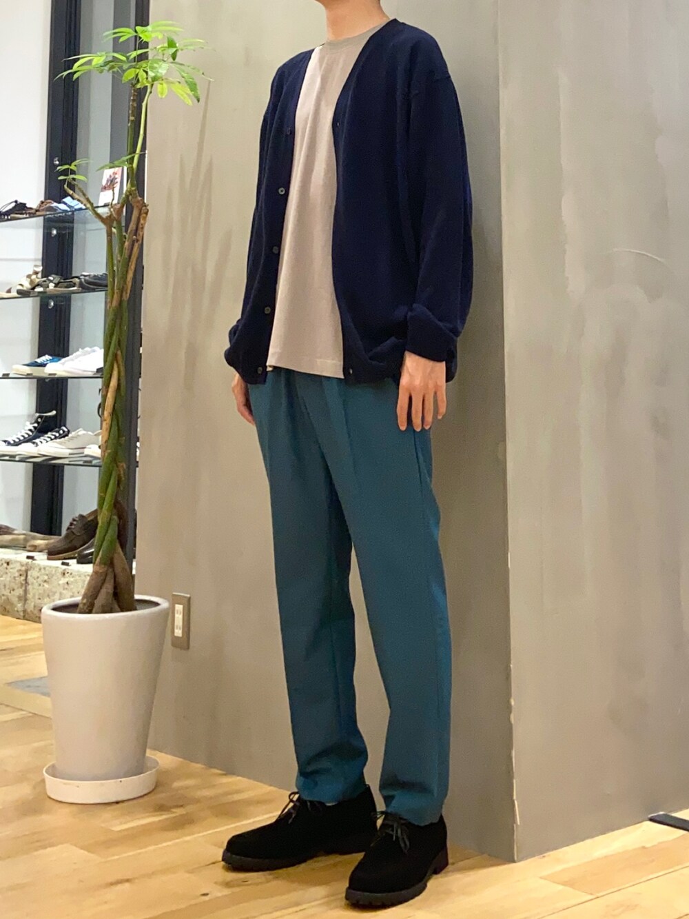 ブルー系のカーディガン/ボレロ、ベージュ系のTシャツ/カットソー、グリーン系のその他パンツを着用したメンズの秋コーディネートの3枚目の写真