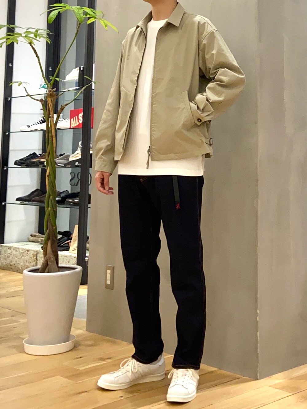 ベージュ系のブルゾン、グレー系のTシャツ/カットソー、ブルー系のその他パンツを着用したメンズの春コーディネートの5枚目の写真