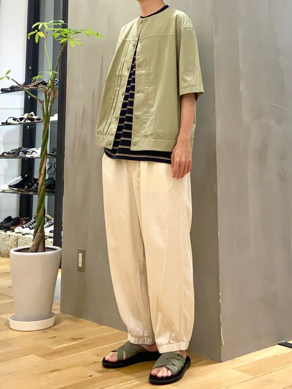 ベージュ系のシャツ/ブラウス、ベージュ系のTシャツ/カットソー、グリーン系のサンダルを着用したメンズの夏コーディネートの3枚目の写真