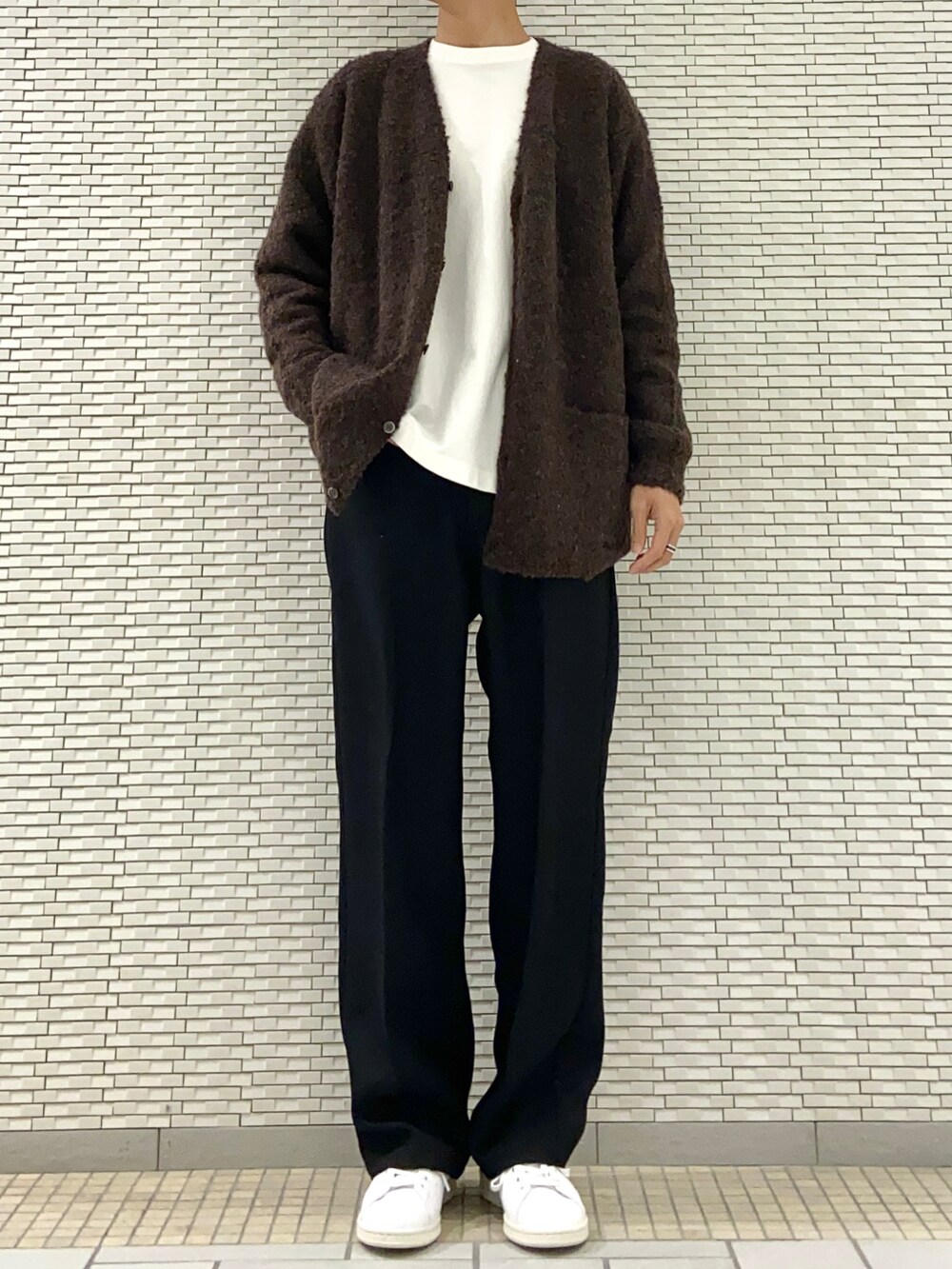 ブラウン系のカーディガン/ボレロ、ホワイト系のTシャツ/カットソー、ブラック系のその他パンツを着用したメンズの秋コーディネートの3枚目の写真