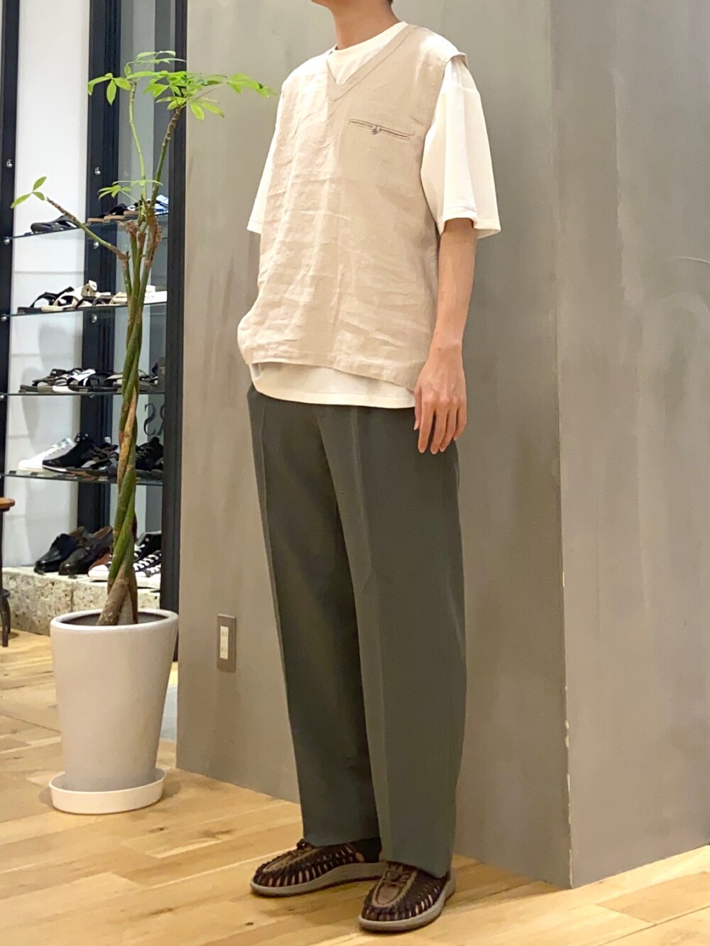 ホワイト系のベスト、ホワイト系のTシャツ/カットソー、グリーン系のその他パンツを着用したメンズの夏コーディネートの2枚目の写真