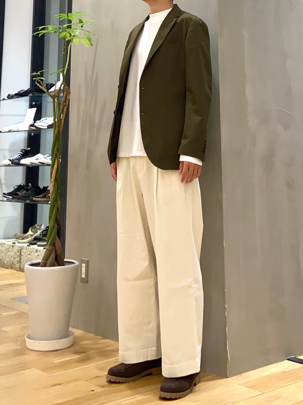 グリーン系のその他アウター、ホワイト系のTシャツ/カットソー、ホワイト系のその他パンツを着用したメンズの秋コーディネートの2枚目の写真