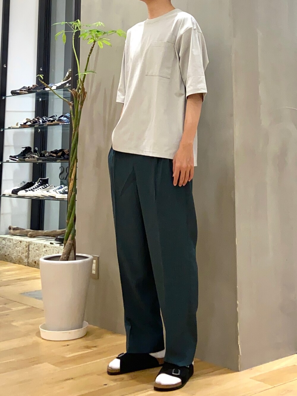 グレー系のTシャツ/カットソー、グリーン系のその他パンツを着用したメンズの夏コーディネートの2枚目の写真