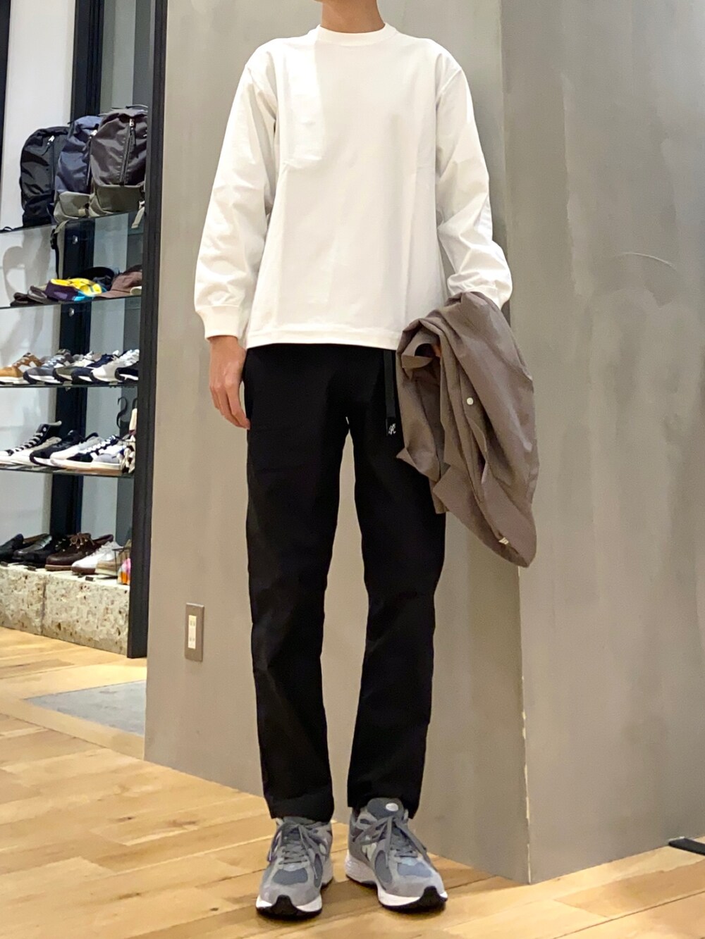 ブラウン系のシャツ/ブラウス、ホワイト系のTシャツ/カットソー、ブラック系のその他パンツを着用したメンズの春コーディネートの2枚目の写真