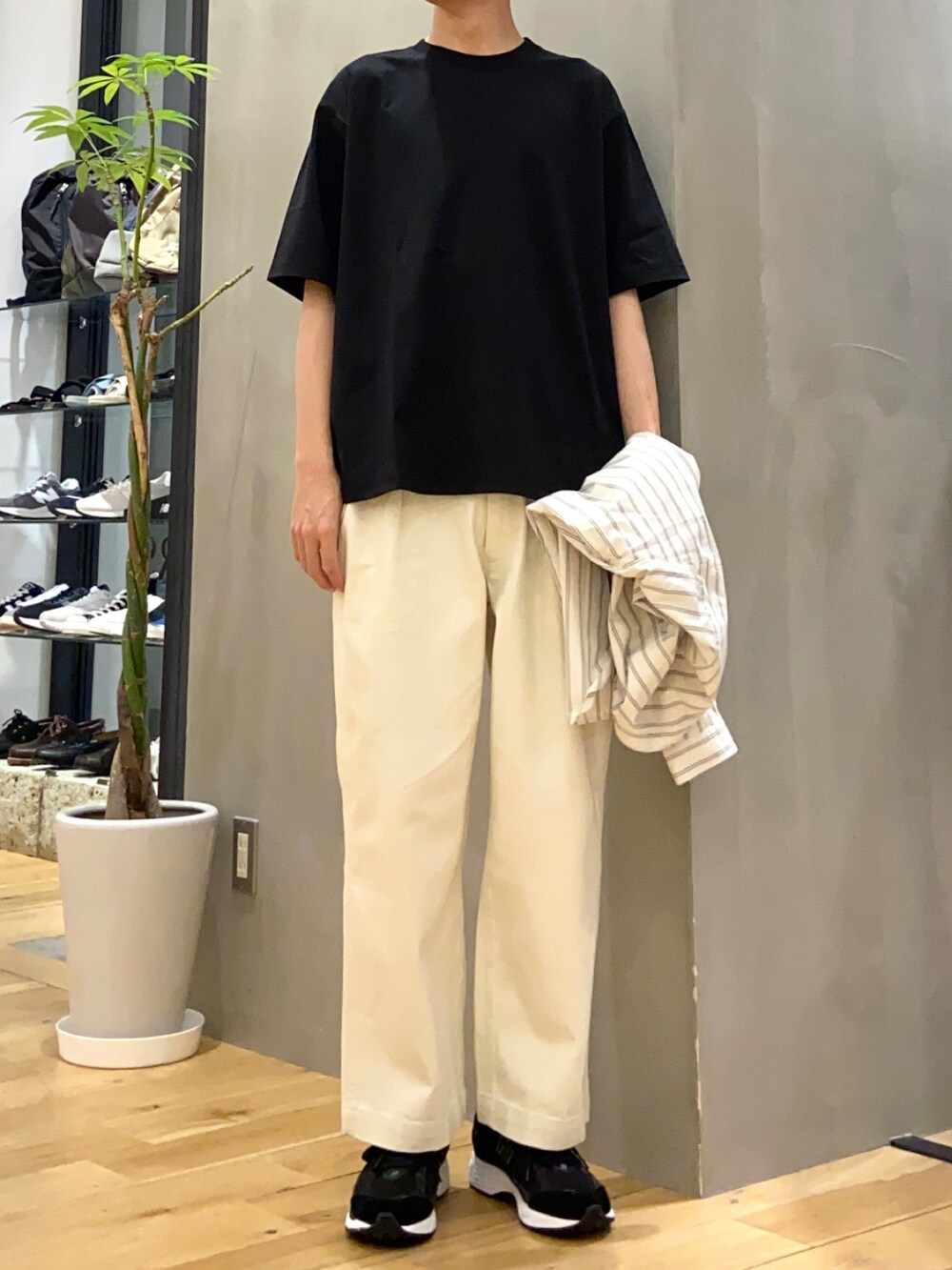 その他のシャツ/ブラウス、ブラック系のTシャツ/カットソー、ホワイト系のその他パンツを着用したメンズの春コーディネートの2枚目の写真