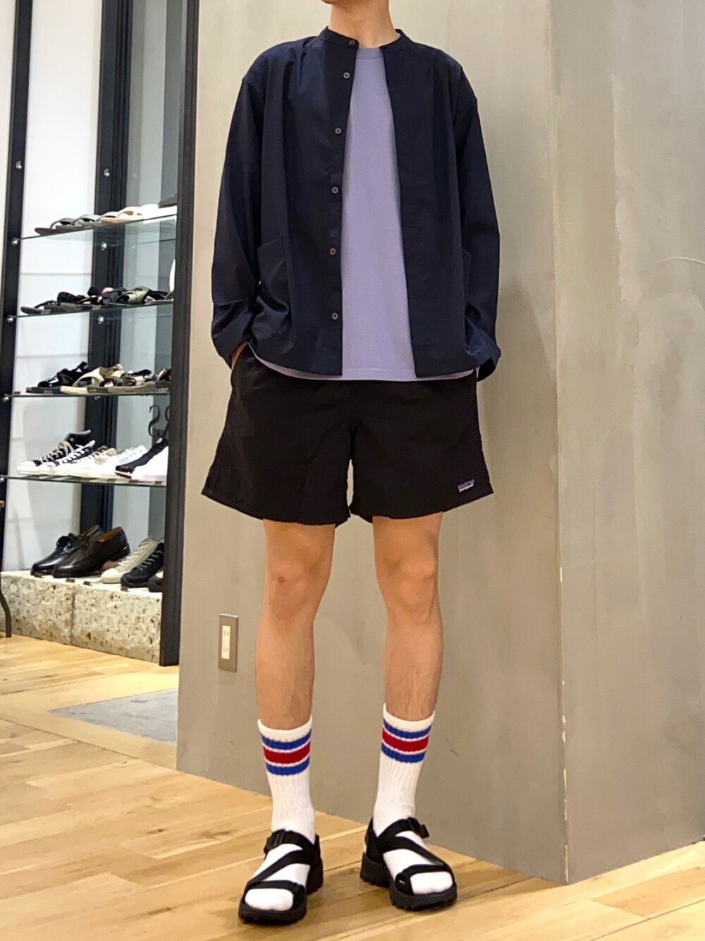 ブルー系のTシャツ/カットソー、ブルー系のブルゾン、ブラック系のサンダルを着用したメンズの春コーディネートの2枚目の写真