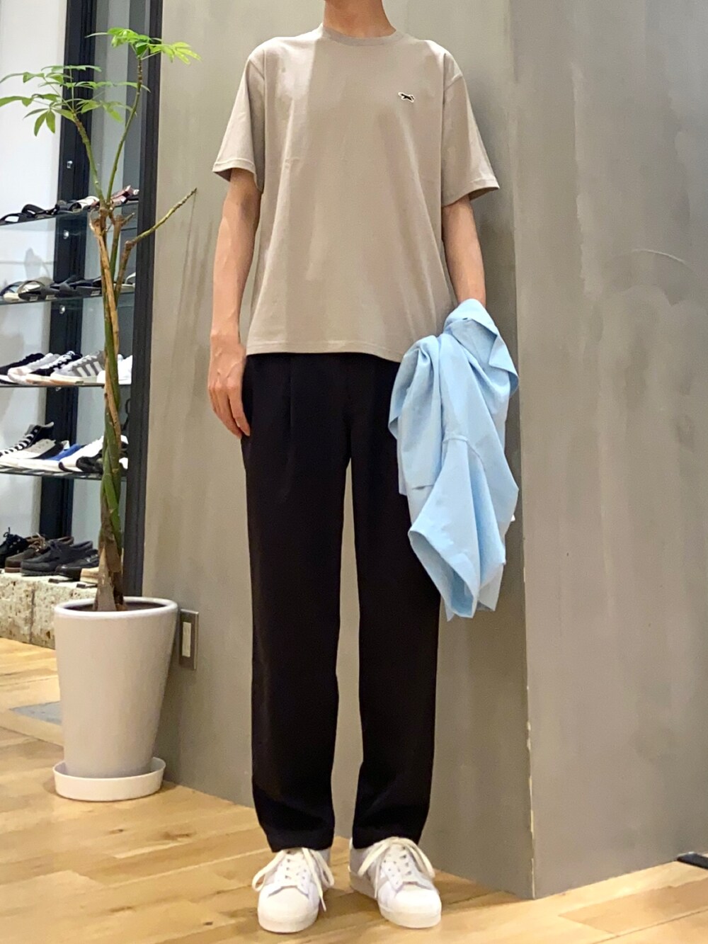 ブルー系のシャツ/ブラウス、グレー系のTシャツ/カットソー、ブラック系のその他パンツを着用したメンズの夏コーディネートの2枚目の写真