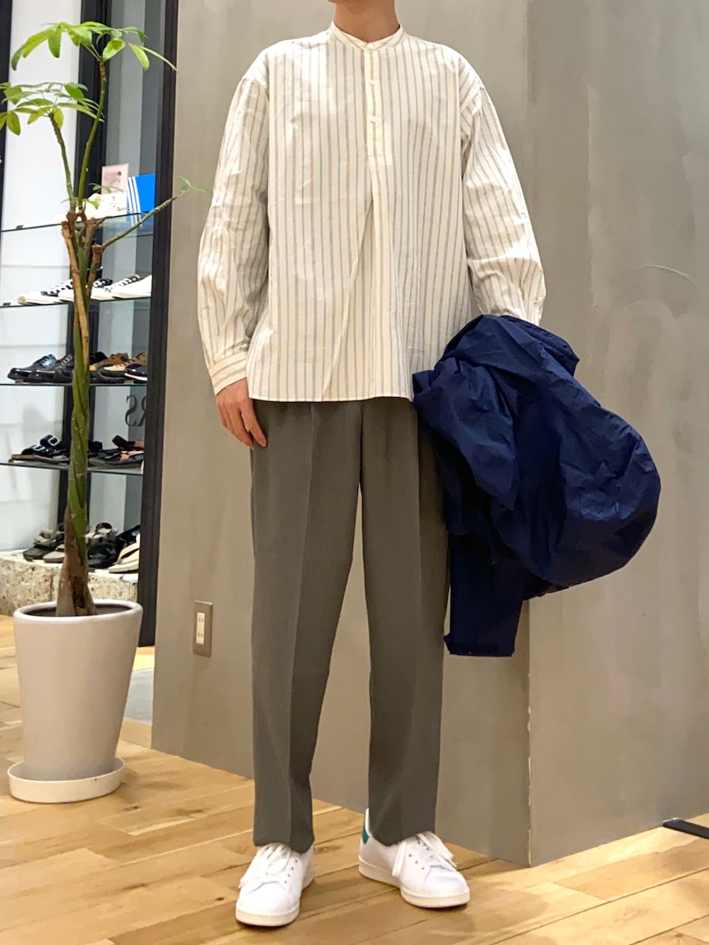 その他のシャツ/ブラウス、ホワイト系のスニーカー、グリーン系のその他パンツを着用したメンズの春コーディネートの2枚目の写真