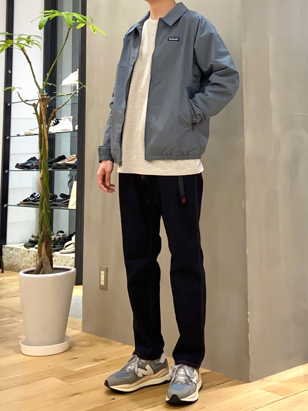 グレー系のTシャツ/カットソー、ブルー系のその他パンツ、グレー系のスニーカーを着用したメンズの春コーディネートの2枚目の写真