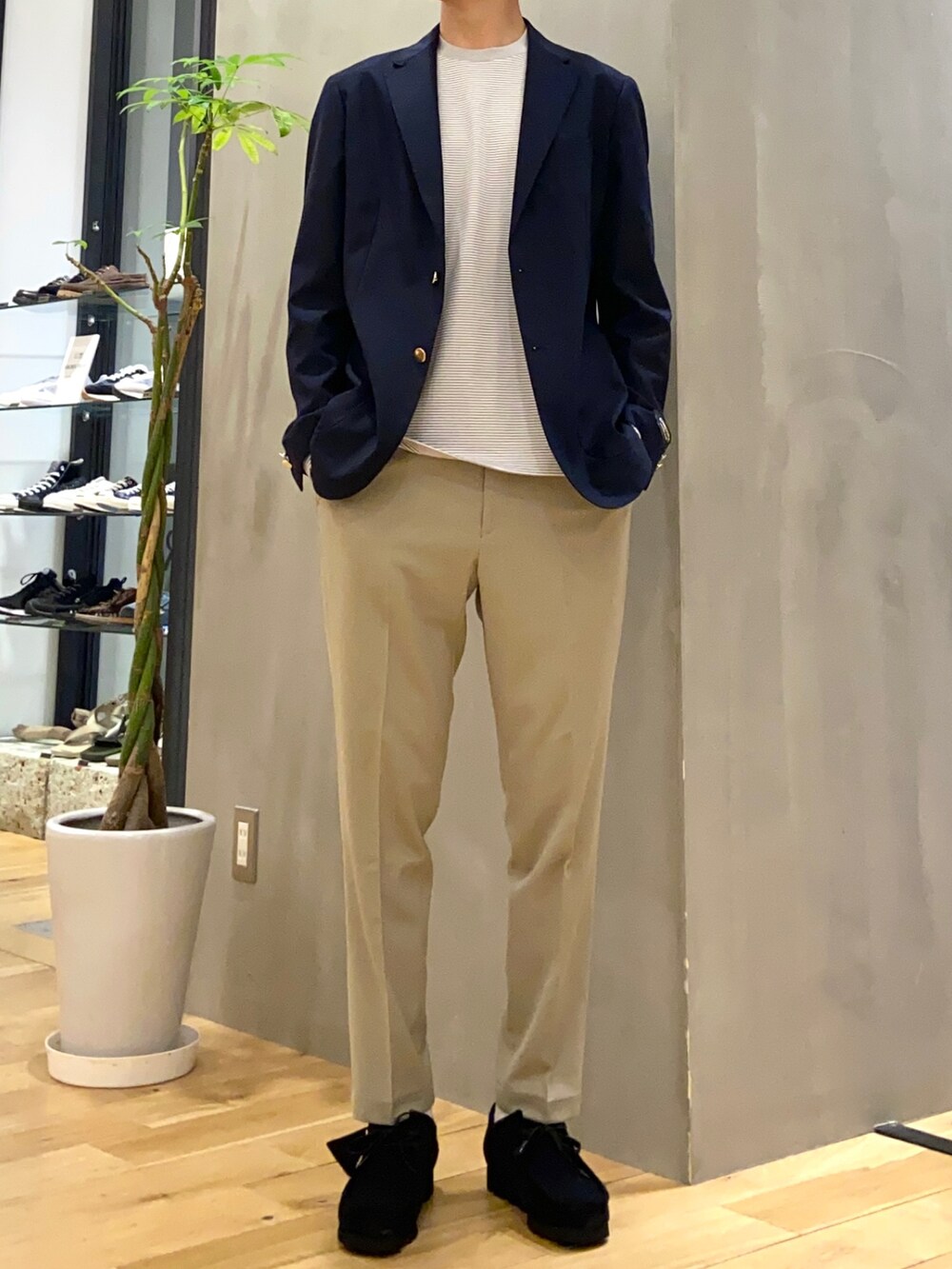 ブルー系のその他アウター、ホワイト系のTシャツ/カットソー、ベージュ系のスーツパンツを着用したメンズの秋コーディネートの2枚目の写真