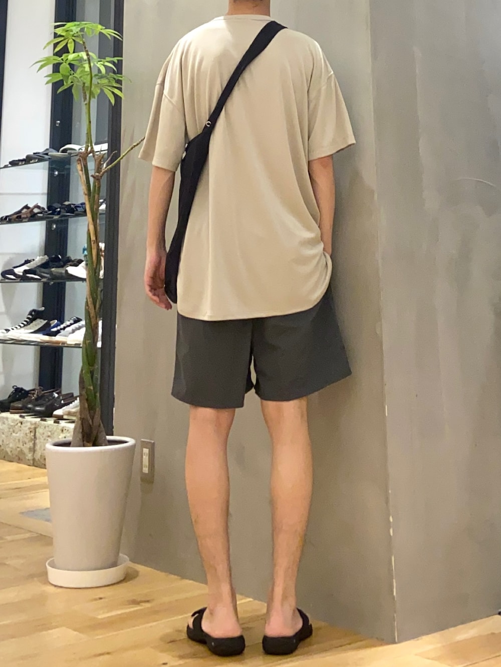 ベージュ系のTシャツ/カットソー、ブラック系のトートバッグを着用したメンズの春コーディネートの3枚目の写真
