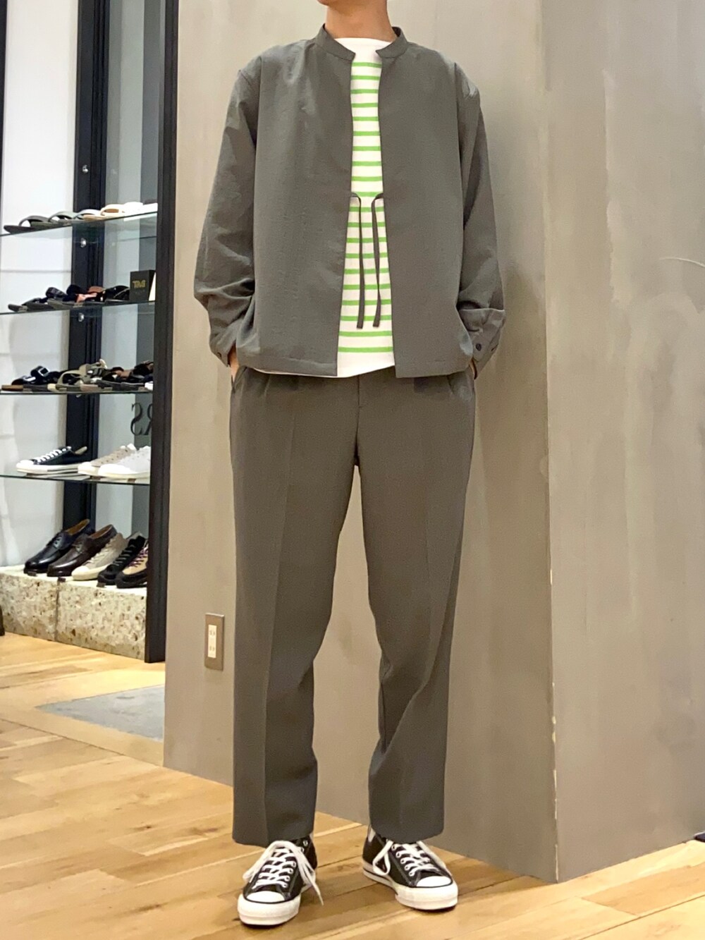 グリーン系のTシャツ/カットソー、グリーン系のブルゾン、グリーン系のその他パンツを着用したメンズの春コーディネートの4枚目の写真