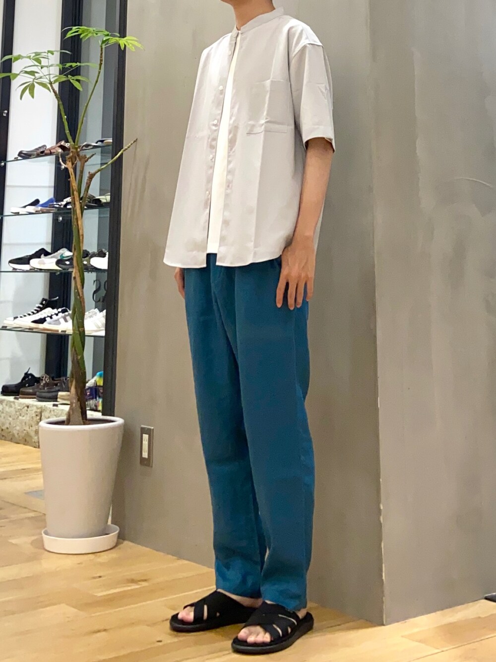 グレー系のシャツ/ブラウス、ホワイト系のTシャツ/カットソー、ブルー系のその他パンツを着用したメンズの夏コーディネートの2枚目の写真