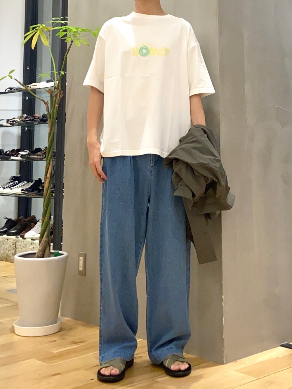 グリーン系のシャツ/ブラウス、ホワイト系のTシャツ/カットソー、ブルー系のデニムパンツを着用したメンズの夏コーディネートの2枚目の写真