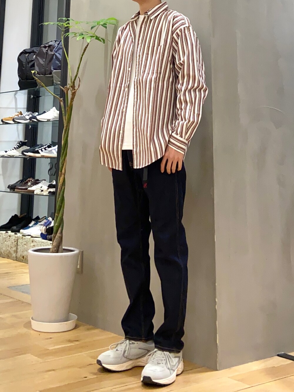 ブラウン系のシャツ/ブラウス、ホワイト系のTシャツ/カットソー、ブルー系のその他パンツを着用したメンズの春コーディネートの3枚目の写真