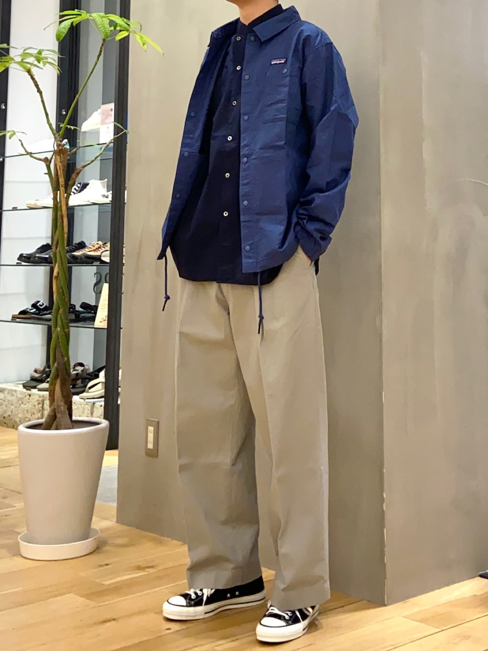 ブルー系のシャツ/ブラウス、ホワイト系のその他パンツ、その他のその他を着用したメンズの春コーディネートの2枚目の写真