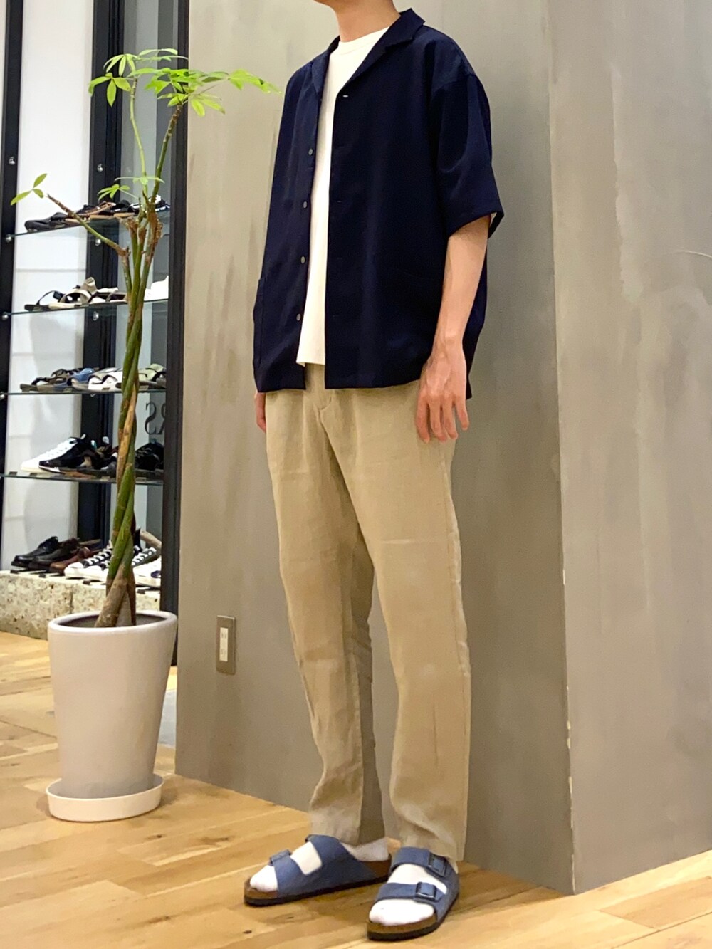 ブルー系のシャツ/ブラウス、ホワイト系のTシャツ/カットソー、ブルー系のサンダルを着用したメンズの秋コーディネートの3枚目の写真