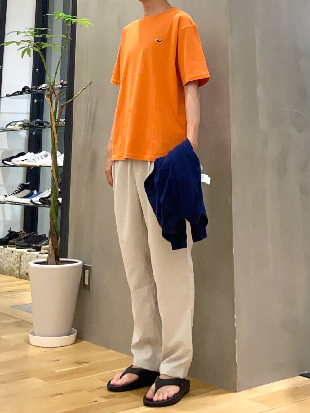 ブルー系のカーディガン/ボレロ、オレンジ系のTシャツ/カットソー、ホワイト系のその他パンツを着用したメンズの夏コーディネートの2枚目の写真