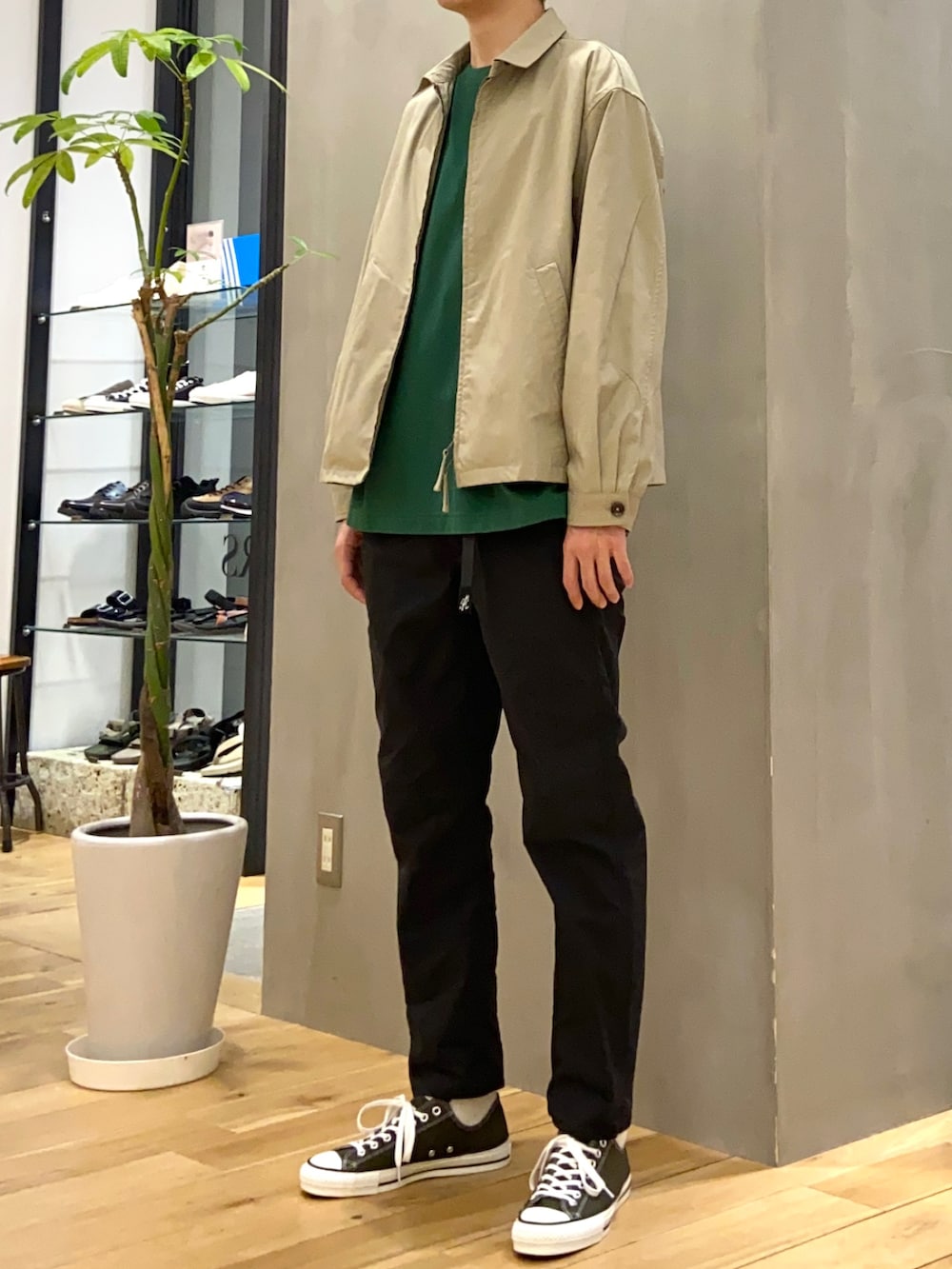 ベージュ系のブルゾン、グリーン系のTシャツ/カットソー、ブラック系のその他パンツを着用したメンズの春コーディネートの2枚目の写真