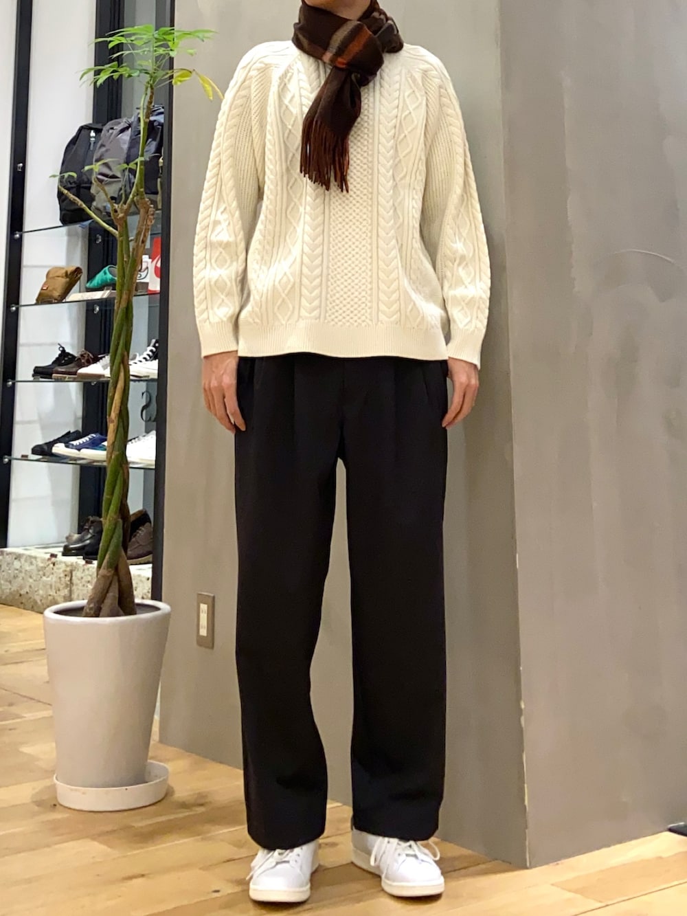 「マフラーぐるぐる、マフラー、アランニット、白ニット、ニット、ステンカラーコート、ロングコート、コート、ワイドパンツ、タックパンツ、スラックス、URBAN RESEARCH DOORS、FORK&SPOON、DOORS、チョコ色に染まれ」｜「URBAN RESEARCH DOORSのカシミヤブレンドチェックマフラー（マフラー、ブラウン系）」を使った、ショウゴさん（メンズ・182cm）の冬コーディネートの2枚目の写真