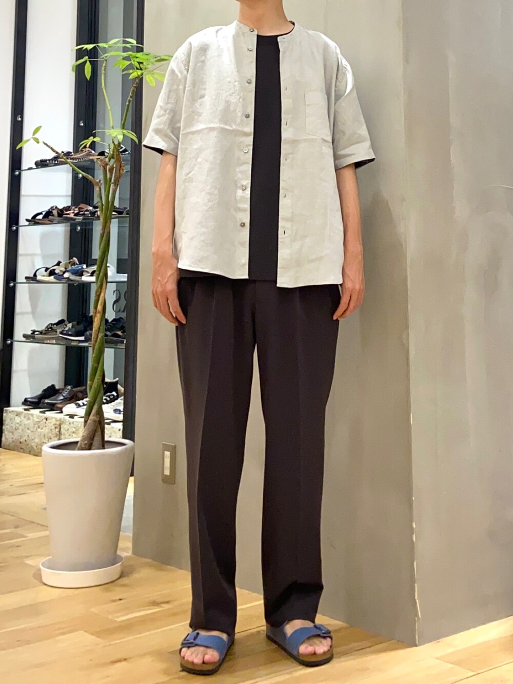 グレー系のシャツ/ブラウス、グレー系のその他パンツ、ブラック系のTシャツ/カットソーを着用したメンズの夏コーディネートの5枚目の写真