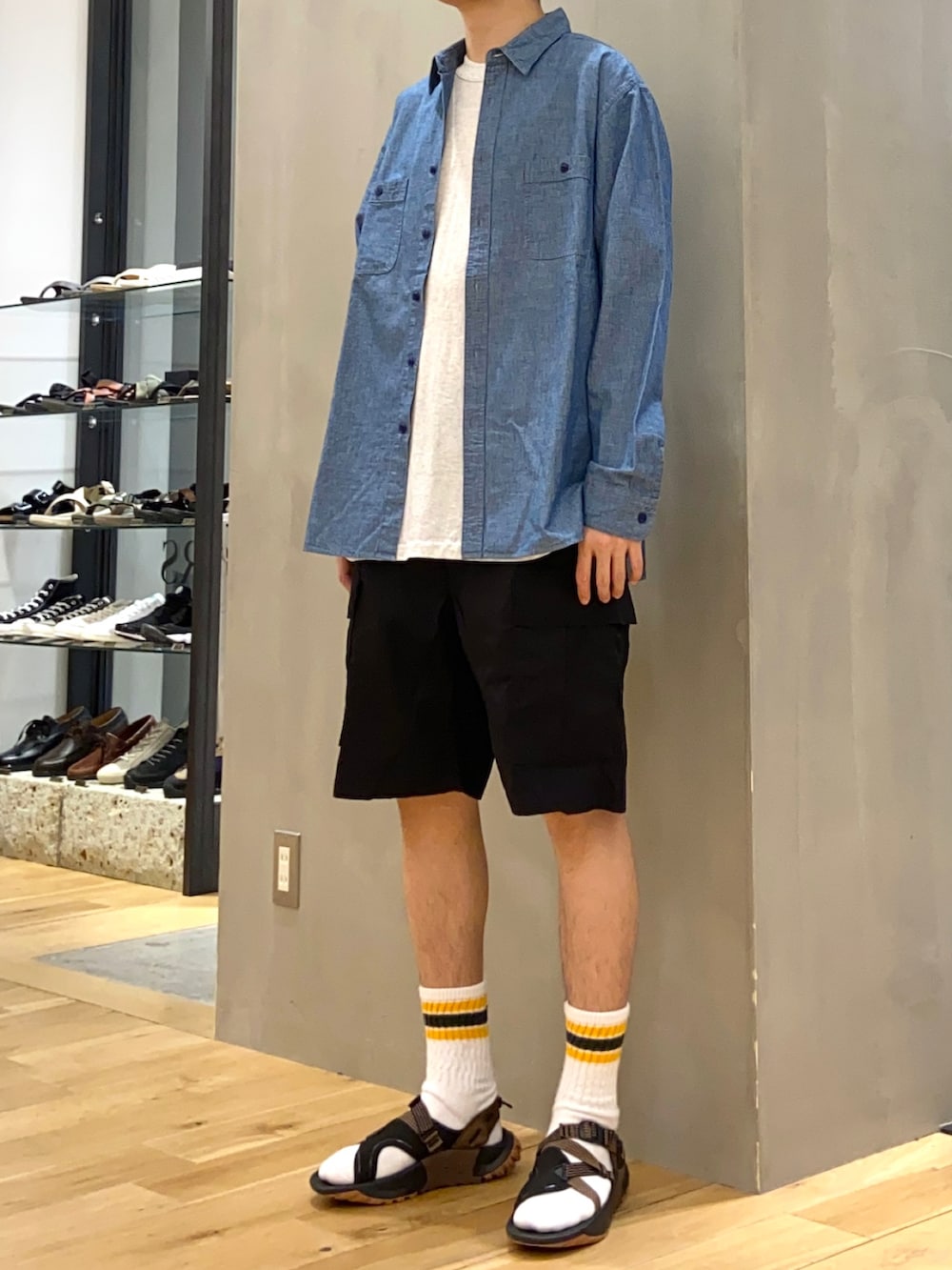 ブルー系のシャツ/ブラウス、その他のTシャツ/カットソー、ブラック系のその他パンツを着用したメンズの春コーディネートの3枚目の写真