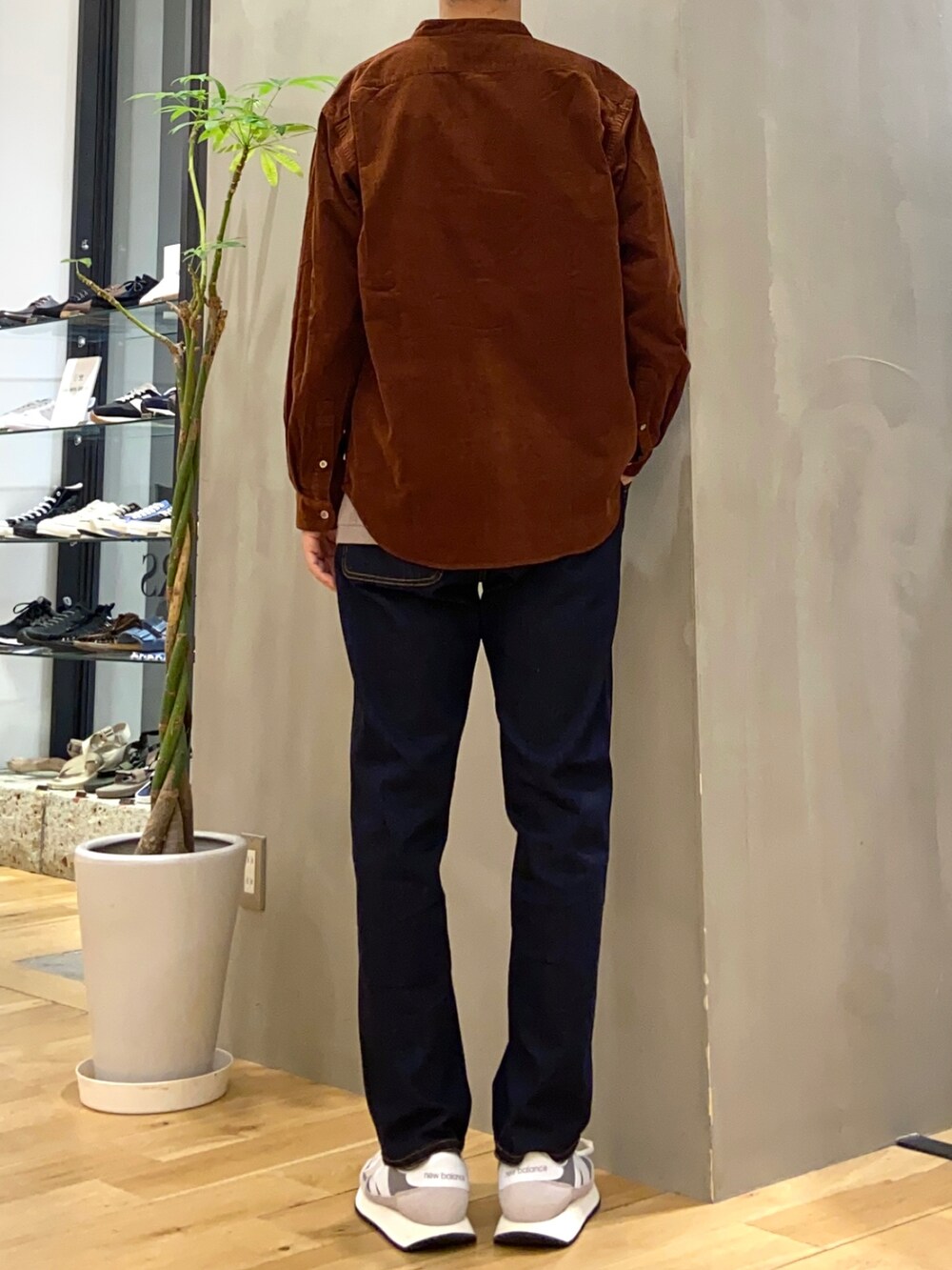 ブラウン系のシャツ/ブラウス、グレー系のTシャツ/カットソー、ブルー系のその他パンツを着用したメンズの秋コーディネートの3枚目の写真