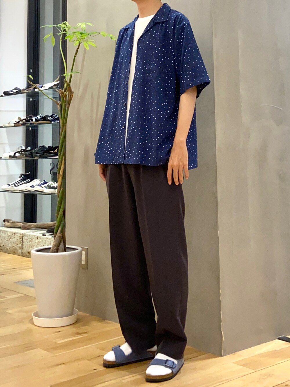 ブルー系のシャツ/ブラウス、ホワイト系のTシャツ/カットソー、ブルー系のサンダルを着用したメンズの夏コーディネートの2枚目の写真