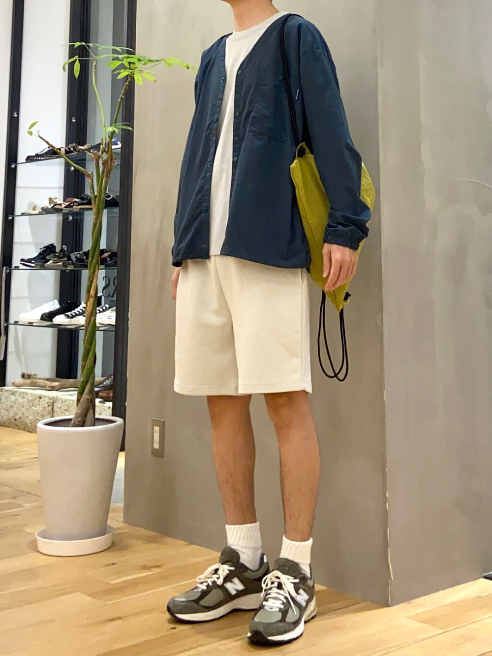 グリーン系のブルゾン、グレー系のTシャツ/カットソー、ホワイト系のその他パンツを着用したメンズの秋コーディネートの2枚目の写真