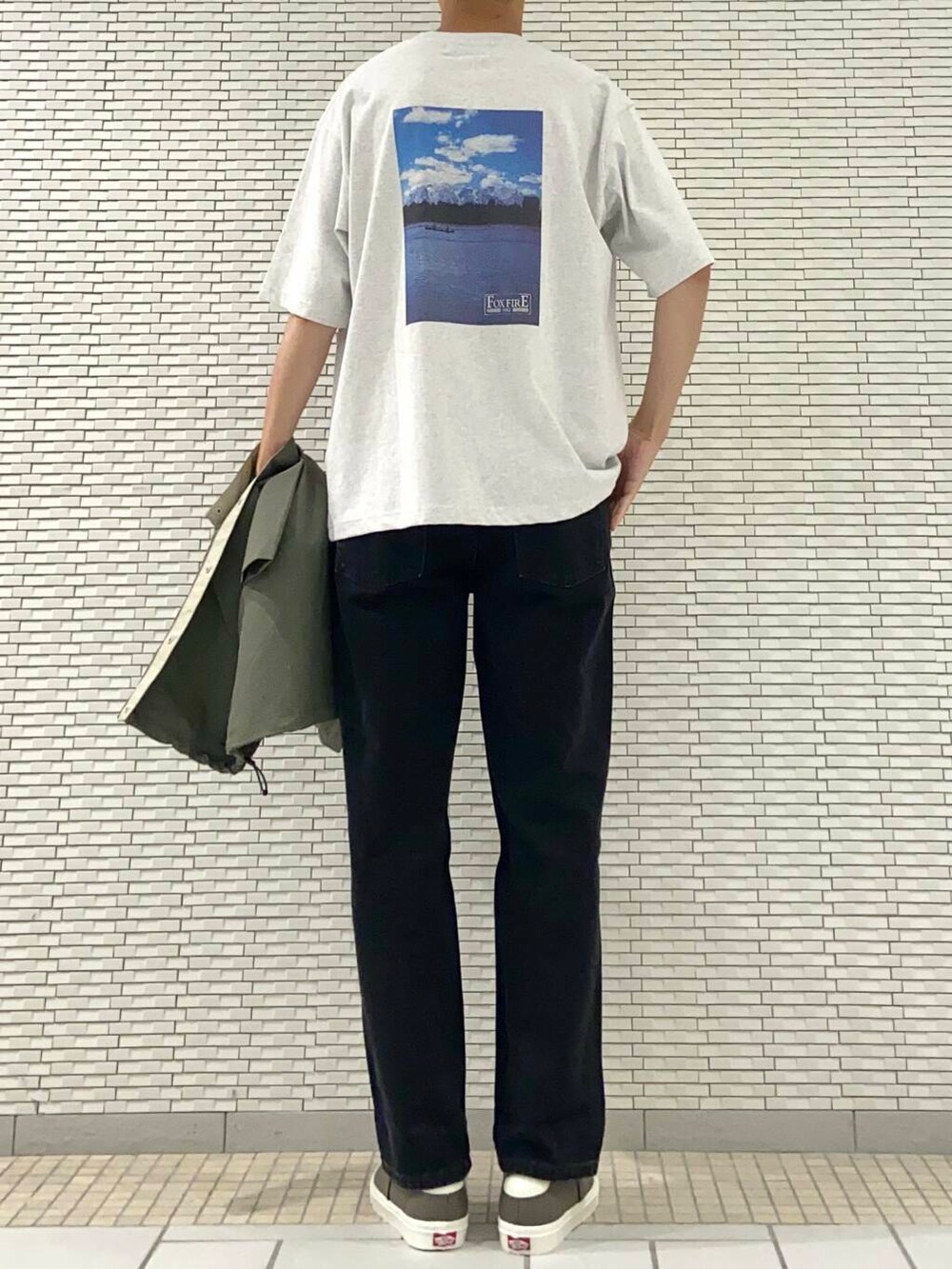 グレー系のTシャツ/カットソー、グリーン系のシャツ/ブラウス、ブラウン系のスニーカーを着用したメンズの夏コーディネートの2枚目の写真