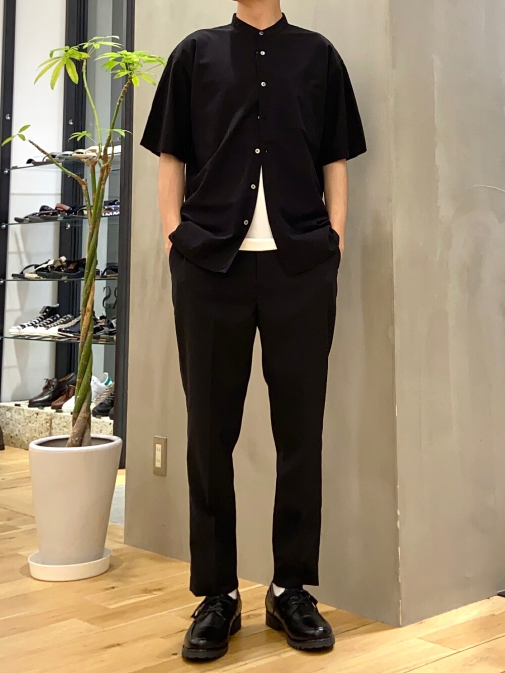 ブラック系のシャツ/ブラウス、ホワイト系のTシャツ/カットソー、ブラック系のその他シューズを着用したメンズの春コーディネートの4枚目の写真