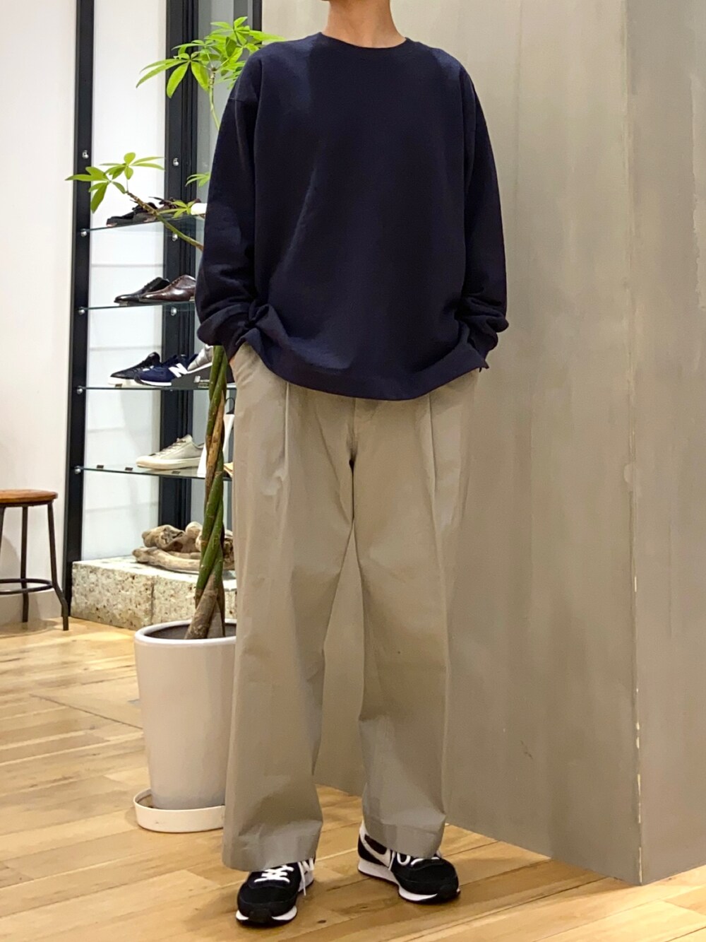 グレー系のダウンジャケット/コート、グレー系のスウェット、グレー系のその他パンツを着用したメンズの冬コーディネートの2枚目の写真