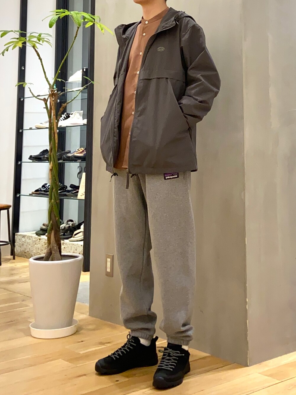 グレー系のマウンテンパーカー、ブラウン系のシャツ/ブラウス、その他のその他を着用したメンズの春コーディネートの2枚目の写真